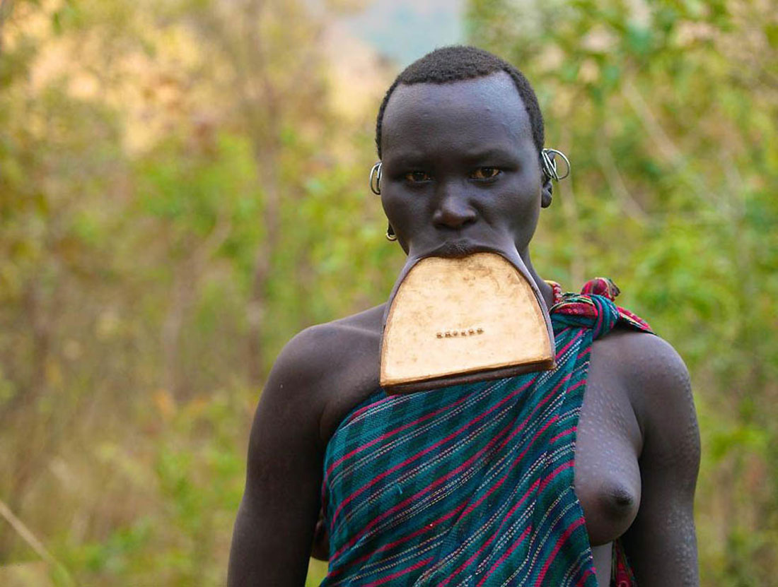 Женщина из племени Сурма, фото, Африка