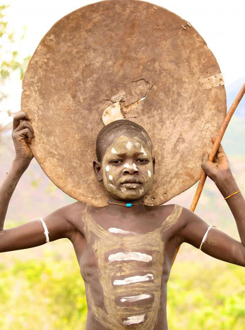 Мужчины и женщины племени Сурма бреют головы, фото, Африка