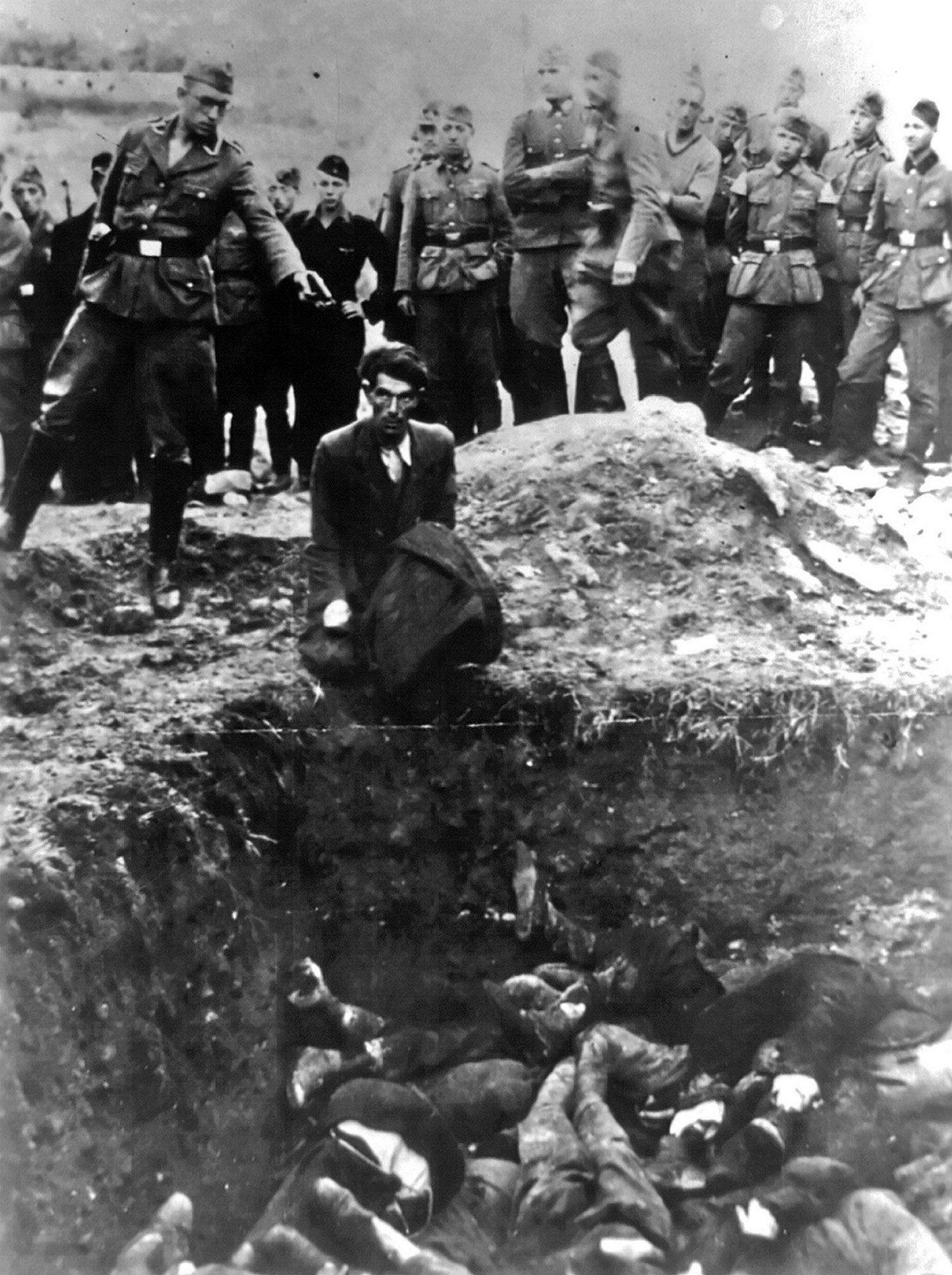 немец целится в еврея в Виннице, фото