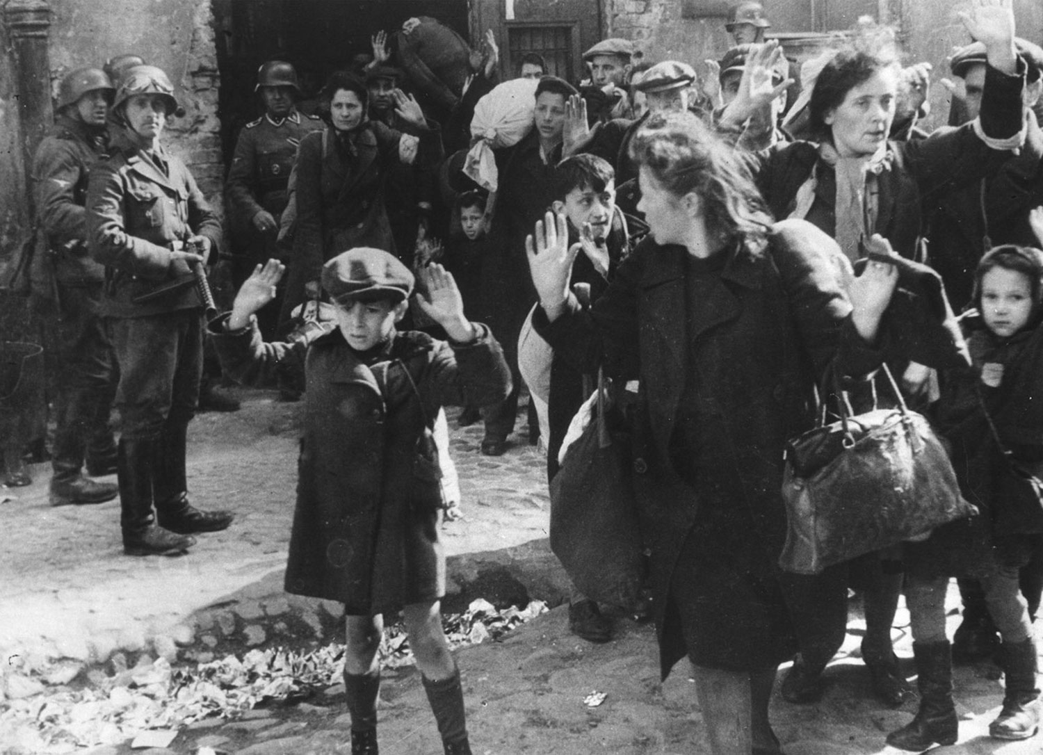 немецкие солдаты сопровождают группу евреев, фото второй мировой войны