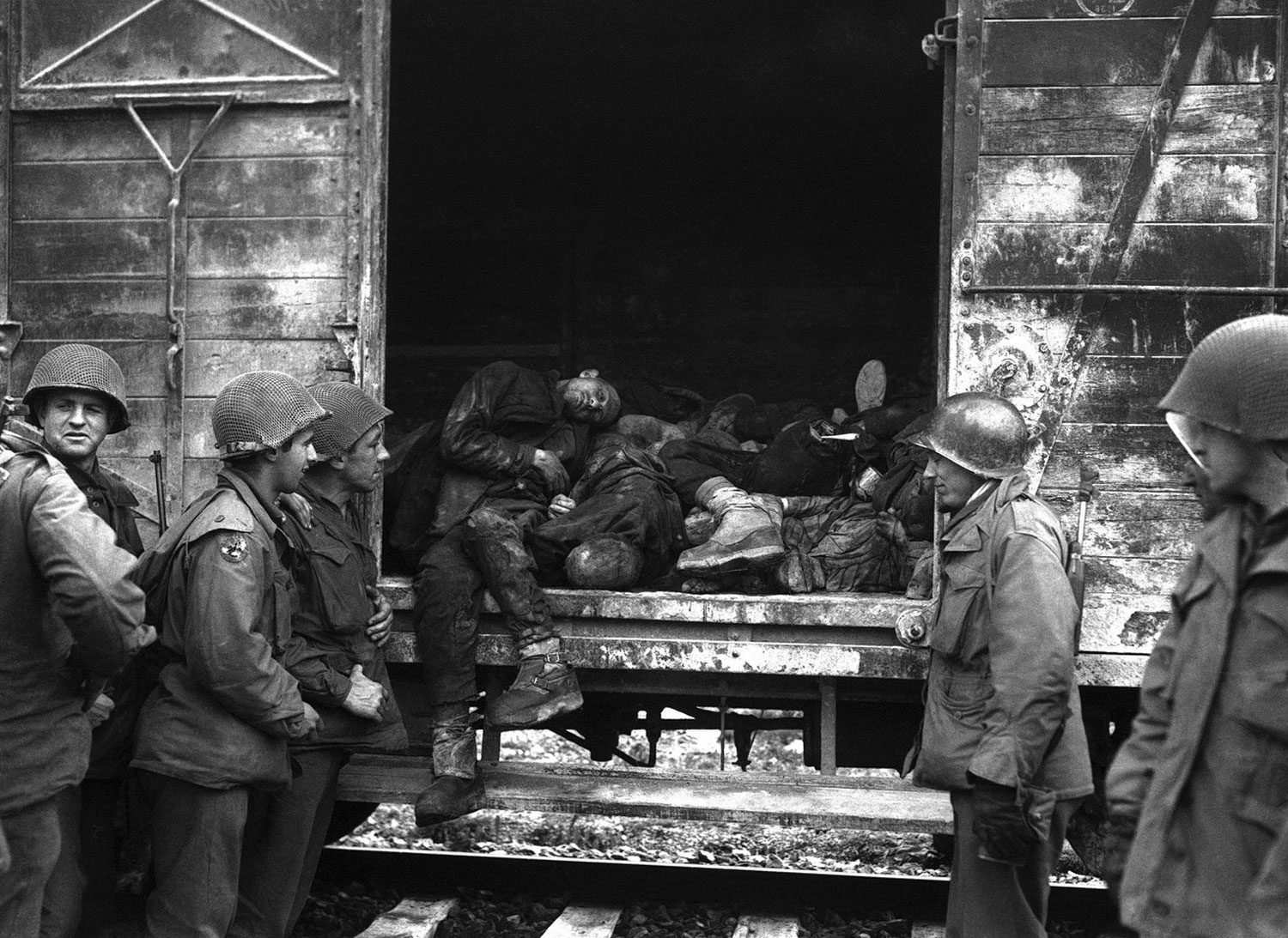 солдаты осматривают вагоны с телами умерших в концлагере Дахау, фото второй мировой войны