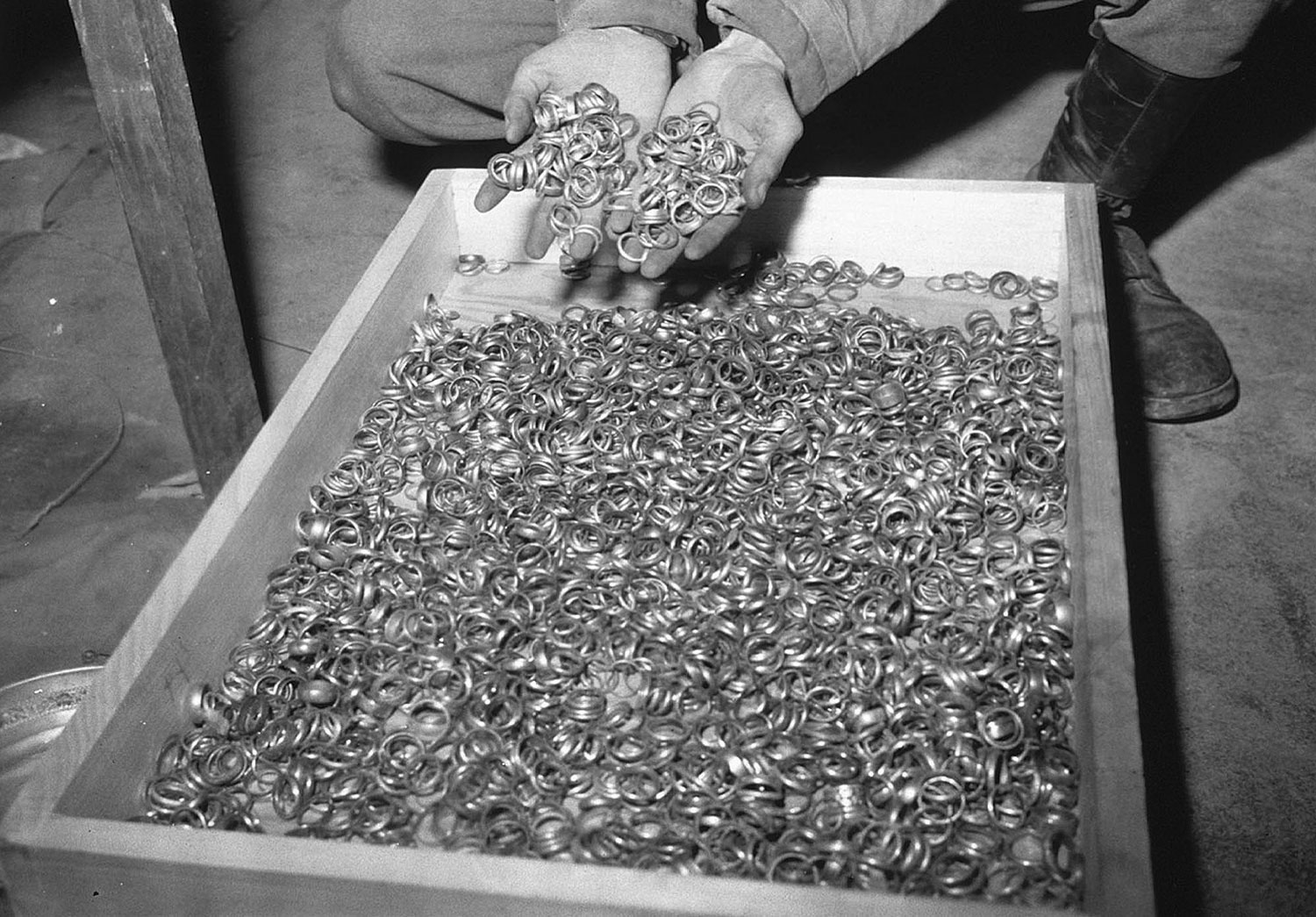 кольца изъятые у евреев нацистами, фото второй мировой войны