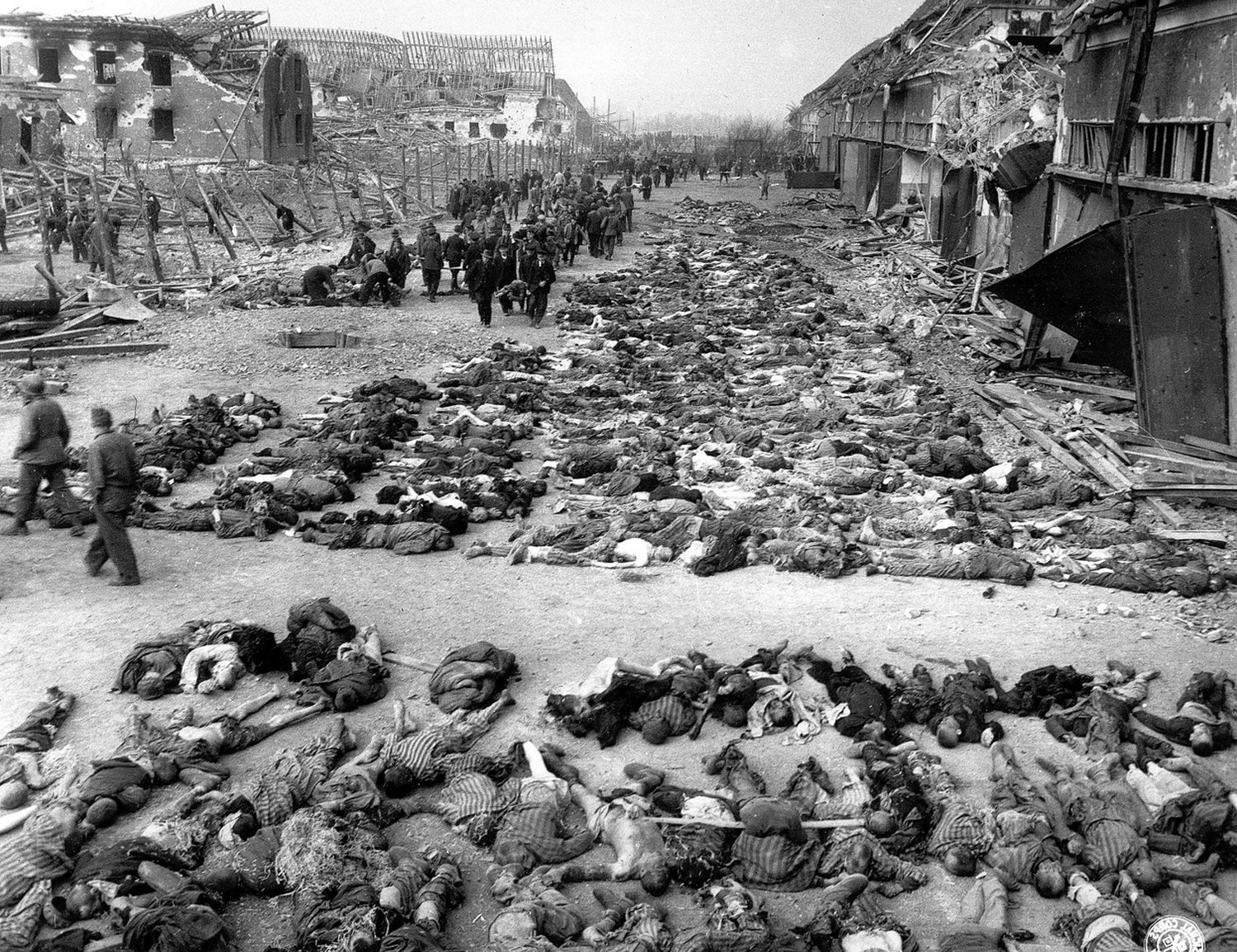 трупы за бараками в нацистском концлагере в Нордхаузене