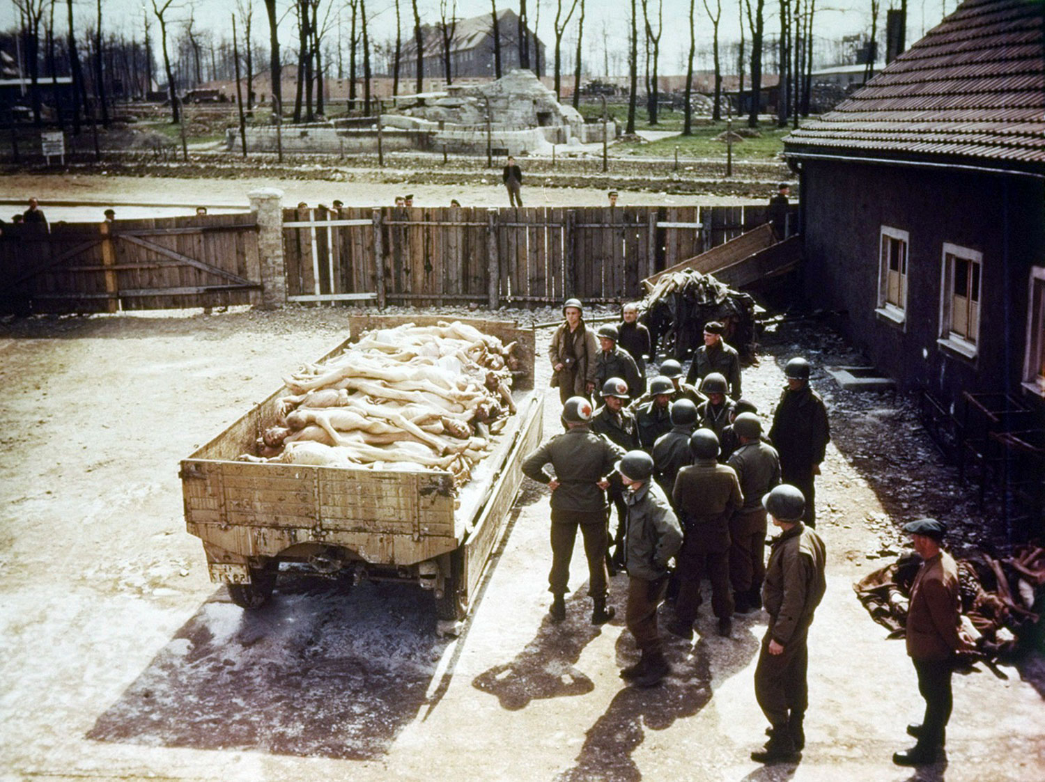 Солдаты-освободители на территории концлагеря Бухенвальд