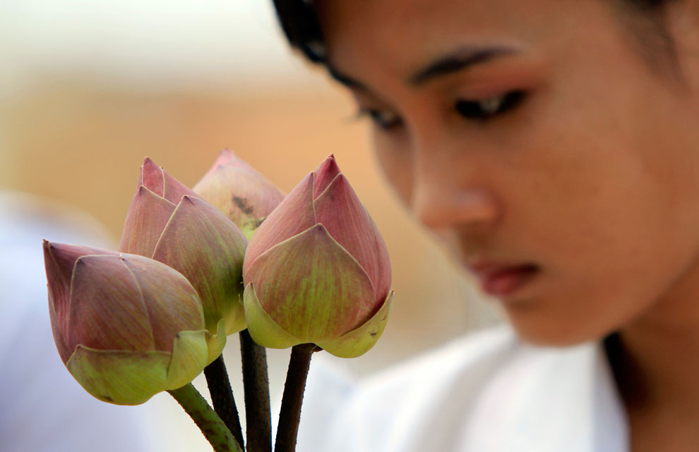 студентка с цветами, Камбоджи, фото