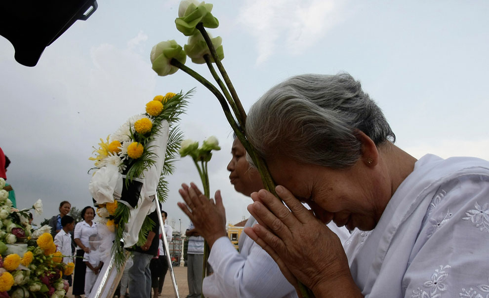 камбоджийцы молятся у дворца, фото