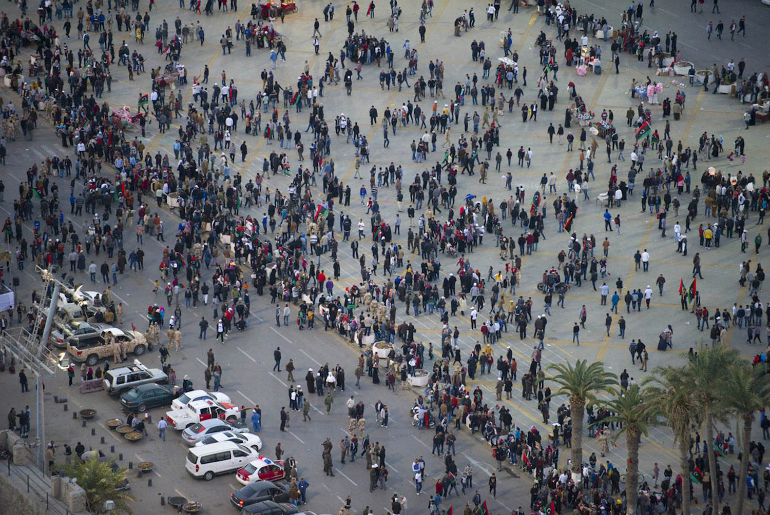 Люди на площади Мучеников