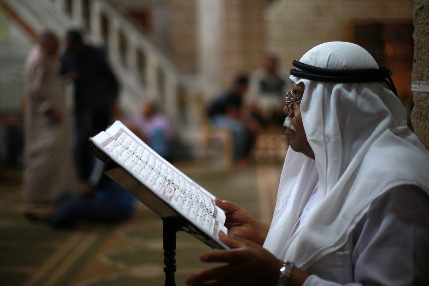 Палестинец читает стихи из Корана