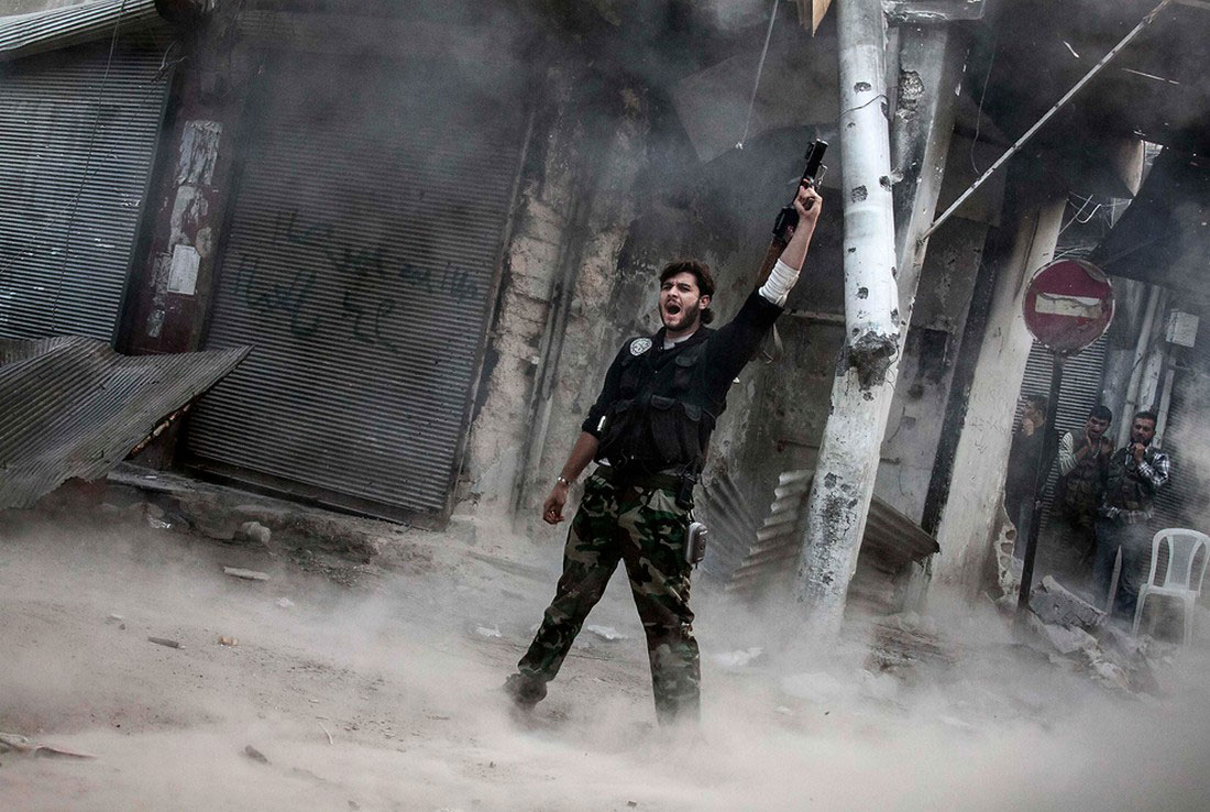 боевик стреляет, фото, Сирия