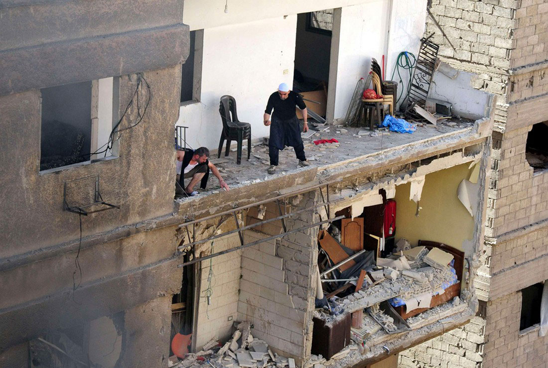 Жители в разрушенном доме, фото, Сирия война