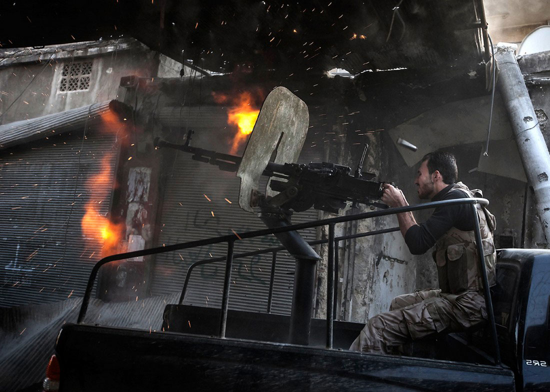 Боевик стреляет из пулемета по сирийским войскам, фото, Сирия война