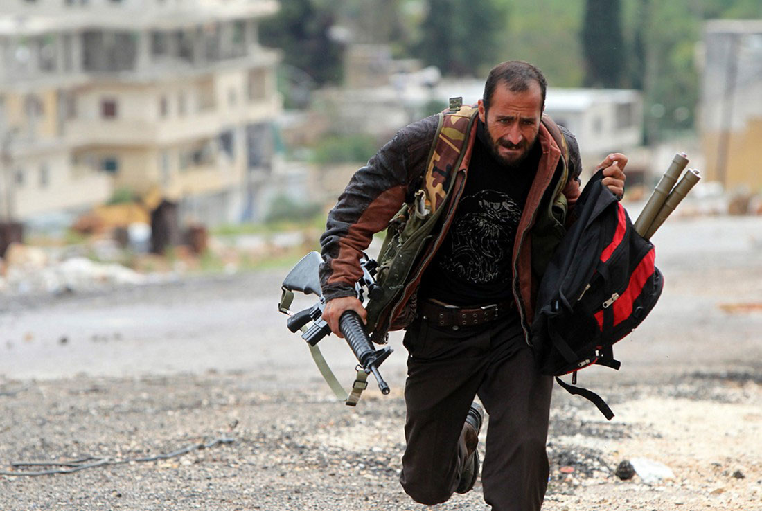 Солдат сирийской армии перебегает улицу, фото, Сирия