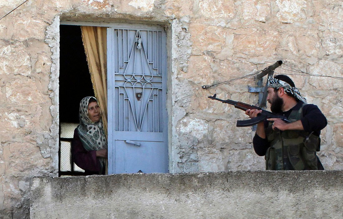Солдат сирийской армии во время патрулирования, фото, Сирия