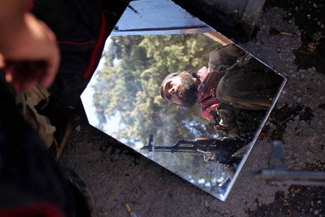 В зеркале отражение сирийского солдата, фото, Сирия