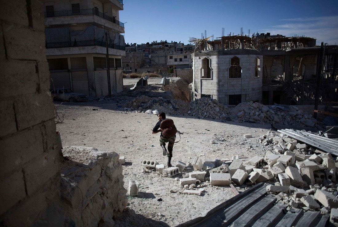 повстанец перебегает улицу, фото, Сирия война
