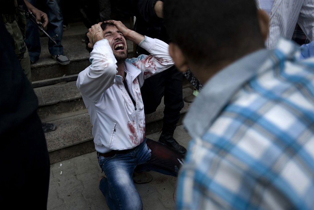 Мужчина оплакивает смерть отца, фото, Сирия