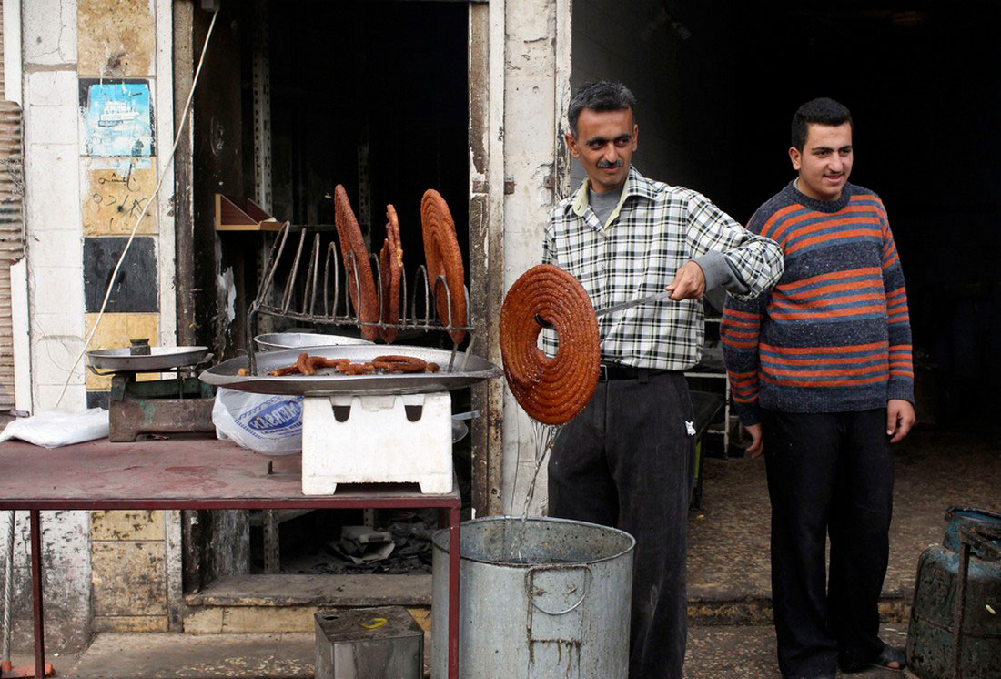 мужчина делает выпечку, фото, Сирия