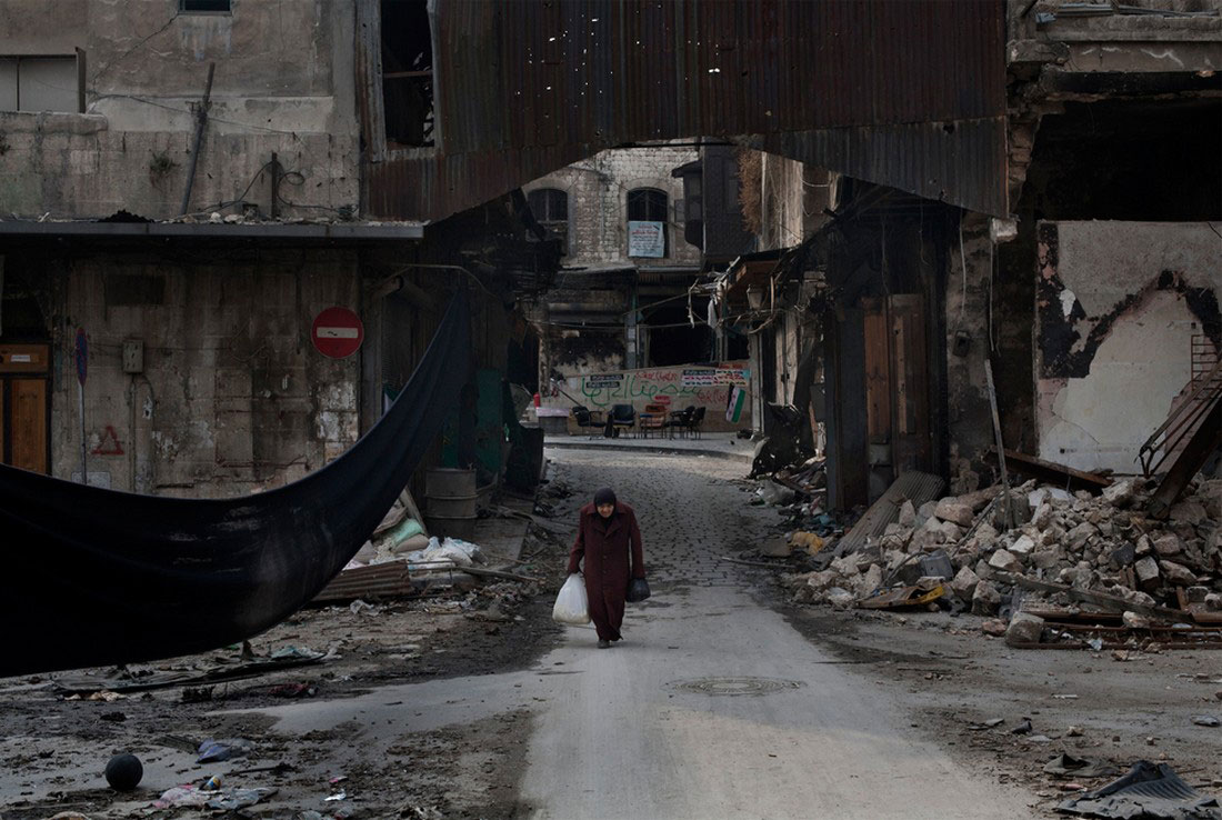 бабушка на улицах Алеппо, фото, Сирия