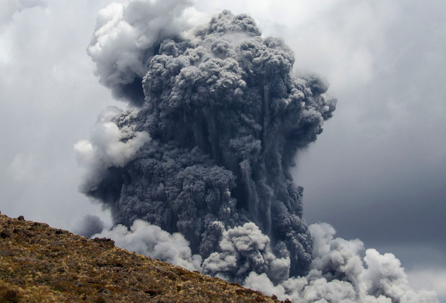 облако пепла Вулкана Тонгариро, фото