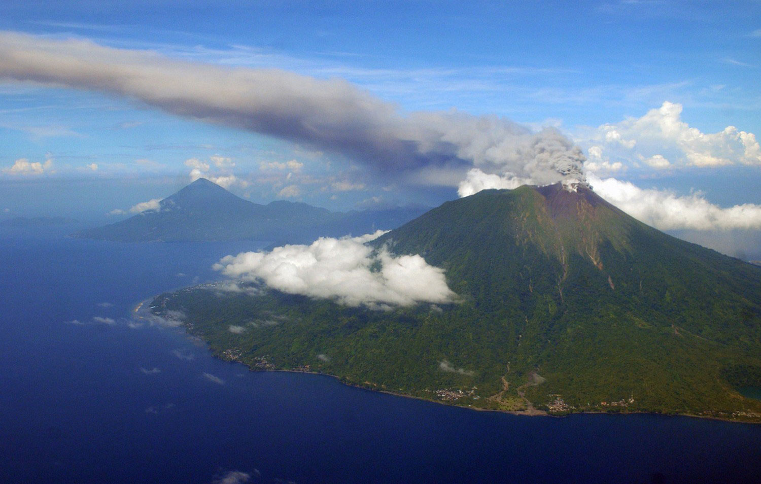 вулкан на острове Тернате в Индонезии, фото