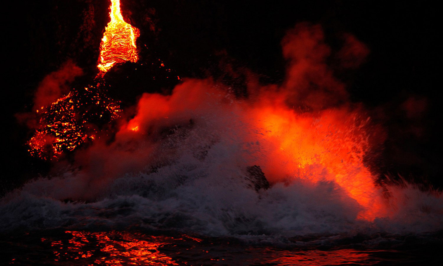 пар от вулкана над океаном, фото